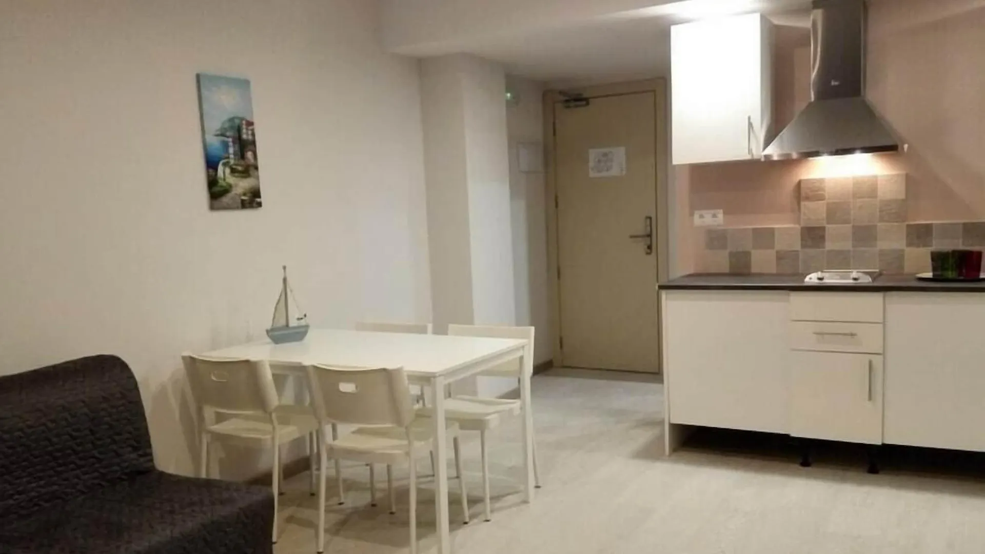 Apartamentos Comfort カレーリャ アパートホテル