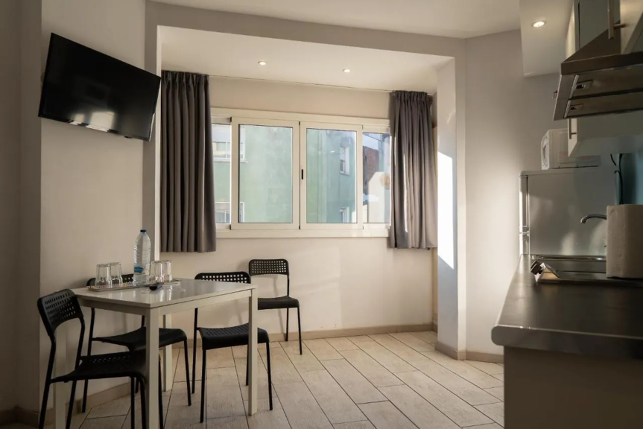 アパートホテル Apartamentos Comfort カレーリャ